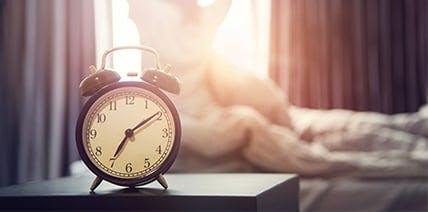 2 Personen in Liegestühlen am Pool bei Sonnenuntergang