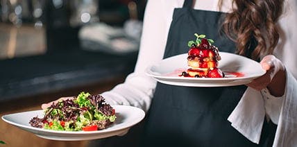 Frau auf einem Steg über dem Meer