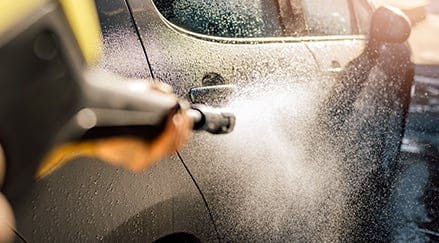 Frau auf einem Steg über dem Meer