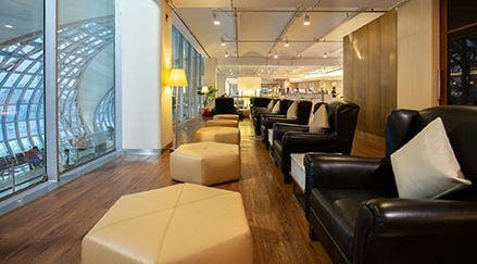 2 Personen in Liegestühlen am Pool bei Sonnenuntergang