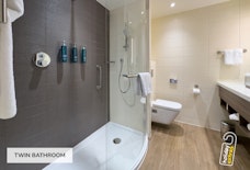 BHX Hilton Garden Inn twin room bathroom