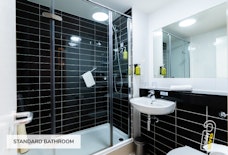 manchester holiday inn express standard bathroom
