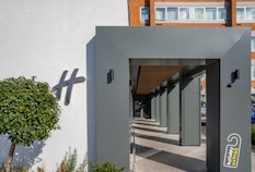 gatwick holiday inn exterior entrance rear