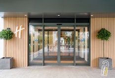 gatwick holiday inn exterior entrance