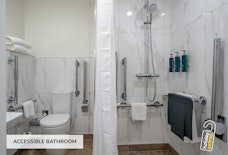 manchester doubletree by hilton standard accessible bathroom