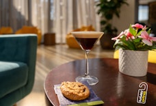 manchester doubletree by hilton standard bar cocktails and cookie
