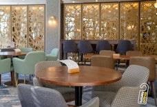 manchester doubletree by hilton standard bar seating