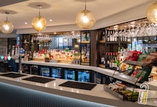 manchester doubletree by hilton standard bar wide