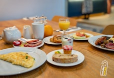 manchester doubletree by hilton breakfast omlette