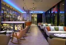 luton sparks by hilton bar wide