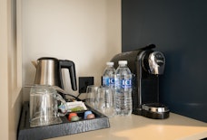 luton sparks by hilton standard double room tea coffee