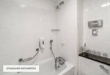 MAN Airport Inn Standard Bathroom