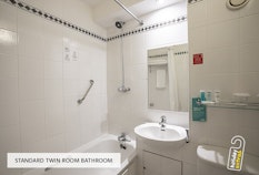 /imageLibrary/Images/564/6265 london heathrow airport thistle hotel 6 standard twin room bathroom