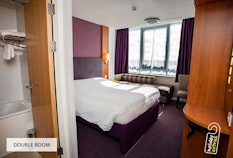 /imageLibrary/Images/5936 gatwick airport premier inn double room