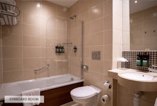 LGW Crowne Plaza Felbridge standard room bathroom